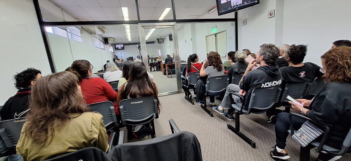 Una vez terminada la audiencia del juicio por la <a href="/masacrepabellon/">Masacre Pabellón 7º</a>, y gracias a la iniciativa del abogado y compañero Pablo Llonto, y al equipo de conducción de la @unma_oficial , encabezado por su rectora Cristina Caamaño, se produjo una clase pública en el subsuelo de C. Py: