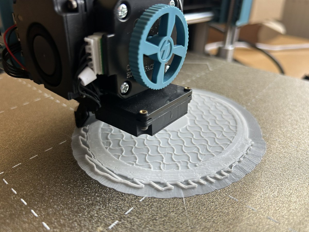 fontdelroure's tweet image. Avui ha estat un matí tecnològic a l’escola! L’equip motor del FAIG hem dut a terme una sessió de capacitació tecnològica amb el maquinari del nostre FAIG_Lab, treballant amb la talladora làser i les impressores 3D per seguir innovant. #ProjecteFaig @cesirecat
