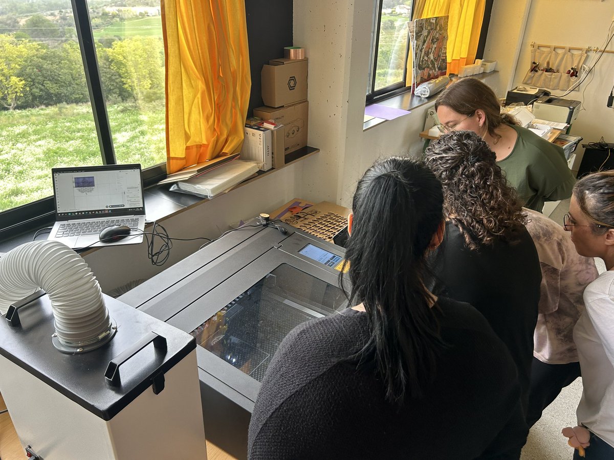 fontdelroure's tweet image. Avui ha estat un matí tecnològic a l’escola! L’equip motor del FAIG hem dut a terme una sessió de capacitació tecnològica amb el maquinari del nostre FAIG_Lab, treballant amb la talladora làser i les impressores 3D per seguir innovant. #ProjecteFaig @cesirecat