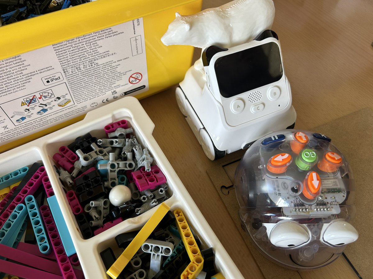 fontdelroure's tweet image. Amb aquests projectes, estem donant grans passos per integrar la tecnologia a la nostra escola i preparar l’alumnat per als reptes del futur! 🌍💡 #EducacióDigital #Innovació #FAIGLab