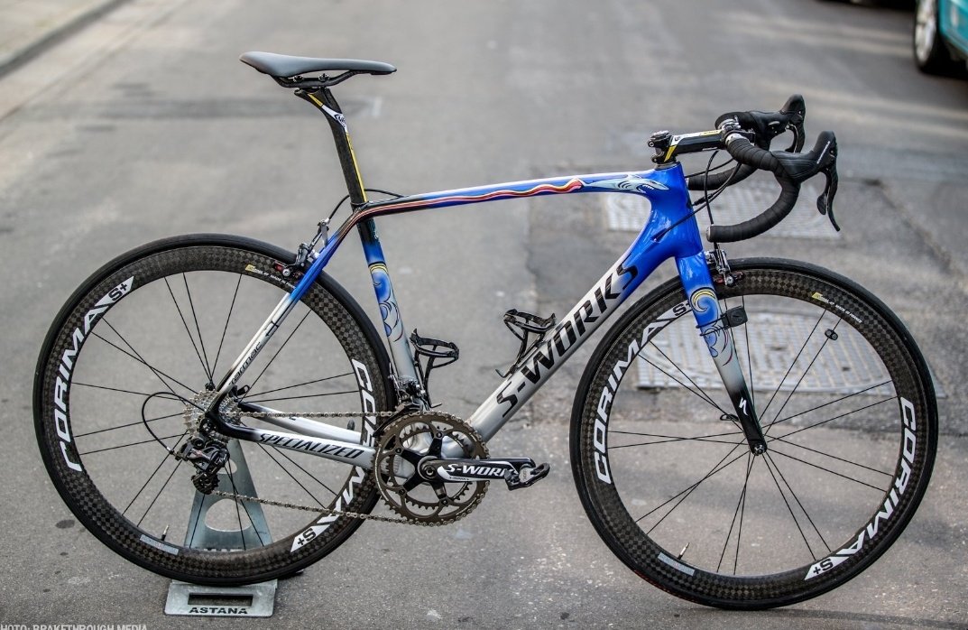 chiodi17's tweet photo. Corría el año 2015 cuando Specialized, Astana y Vincenzo Nibali decidieron crear la octava maravilla😍

9 años después me sigue pareciendo una de las bicicletas más bonitas, ligeras, espectaculares y versátiles que he visto🔝

Para que luego digan que hay que cambiar cada año... https://t.co/pB4QFQ5dQ7