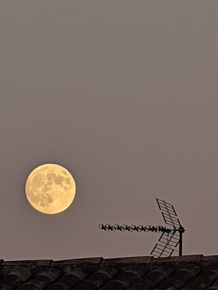 franlopezdez's tweet photo. Sintonizando la Luna https://t.co/guQhpy2u1H