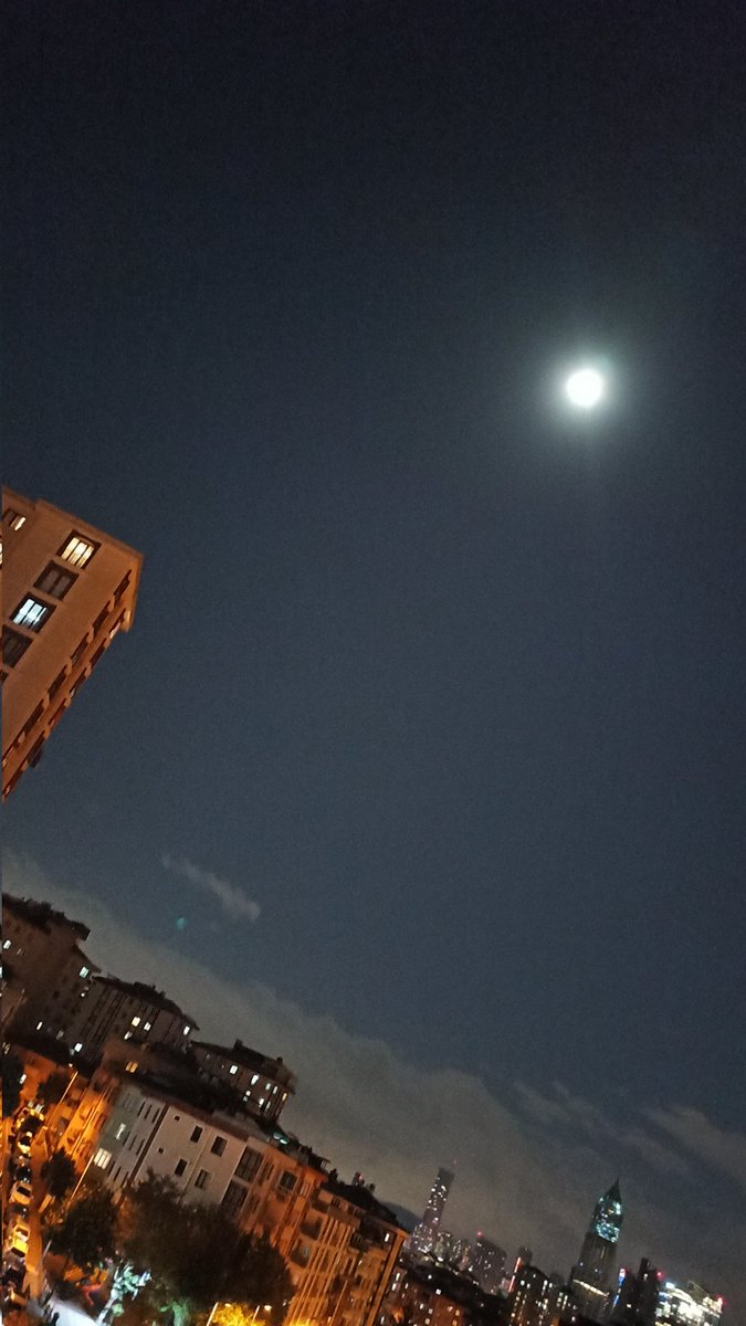GorNevin's tweet photo. "Ay nerede doğsa oradaydık", İstanbul'um, şimdi seninle göz göze,diz dize,"Bakışımlar"dayız, "uzun, beyaz gece"lerde🤍#ay #gece #istanbul #zerdaliler #ezginingünlüğü #bakışımlar #ekim #sonbahar https://t.co/6Gcehnjj8f