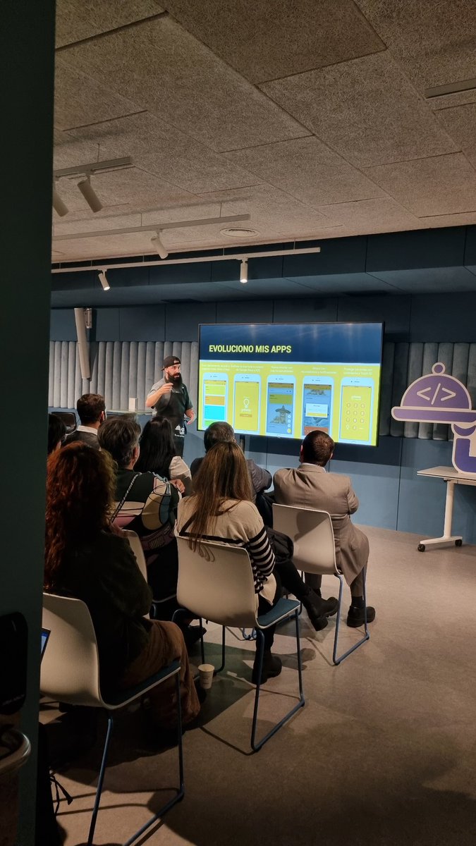 crismiquelg's tweet photo. Hemos pasado una tarde estupenda con la gente de @sirviendocodigo y @MoureDev 🫡 la Comunidad no sería lo mismo  sin gente así ! https://t.co/WVoojV0IYB