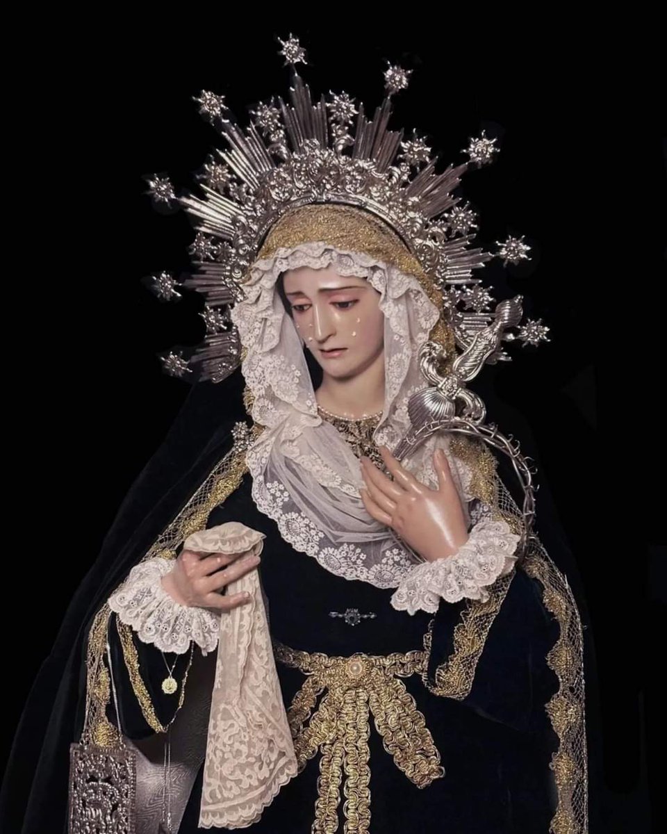 plazadlasmonjas's tweet photo. La soltura y elegancia del tocado, la disposición de las manos, las proporciones adecuadas. Esto es un 10.
Nuestra Señora de los Dolores ataviada para la festividad de los Santos Difuntos. Exquisito el trabajo de Vicente Martín con la dolorosa servita. https://t.co/uepyai7Dvg
