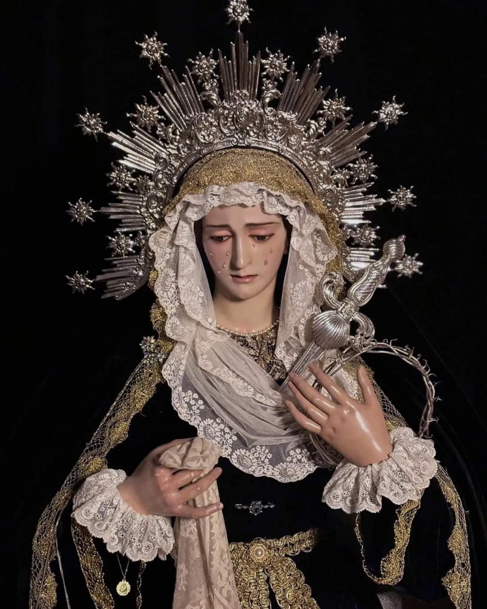 plazadlasmonjas's tweet photo. La soltura y elegancia del tocado, la disposición de las manos, las proporciones adecuadas. Esto es un 10.
Nuestra Señora de los Dolores ataviada para la festividad de los Santos Difuntos. Exquisito el trabajo de Vicente Martín con la dolorosa servita. https://t.co/uepyai7Dvg