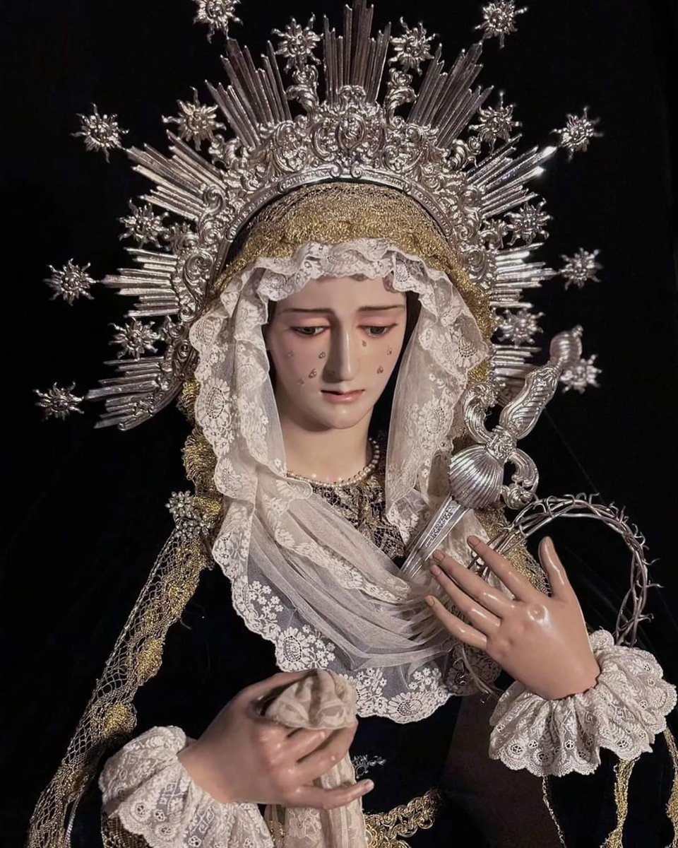 plazadlasmonjas's tweet photo. La soltura y elegancia del tocado, la disposición de las manos, las proporciones adecuadas. Esto es un 10.
Nuestra Señora de los Dolores ataviada para la festividad de los Santos Difuntos. Exquisito el trabajo de Vicente Martín con la dolorosa servita. https://t.co/uepyai7Dvg