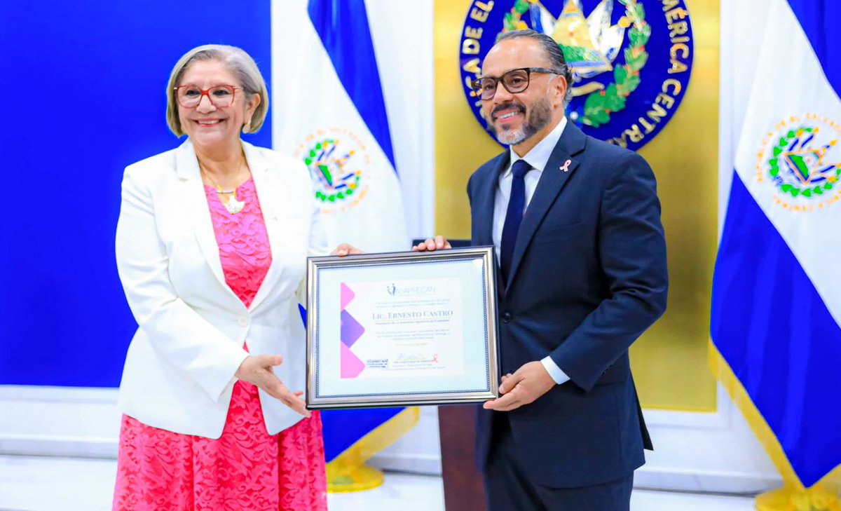#DePaís | El presidente de la <a href="/AsambleaSV/">Asamblea Legislativa 🇸🇻</a>, <a href="/ECastroES/">Ernesto Castro</a>, recibió este miércoles a la presidenta de <a href="/ASAPRECAN/">ASAPRECAN</a>, <a href="/lissethdecampos/">Lisseth Ruiz de Campos</a>, de quien recibió un reconocimiento en agradecimiento por el apoyo brindado a dicha organización en el marco de la lucha contra el cáncer de mama en
