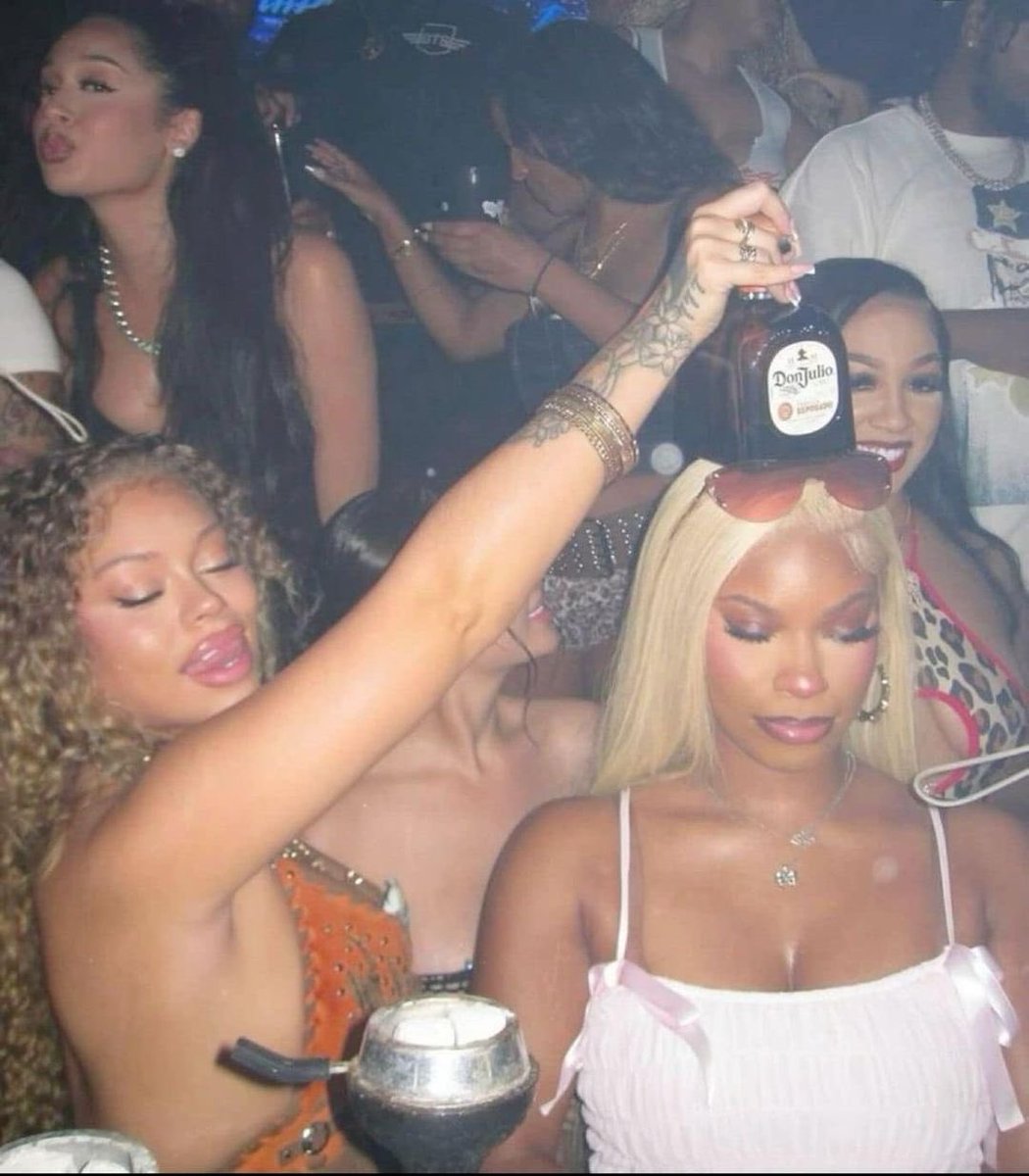 realbbymula's tweet photo. my drunk ass trying to get my friends to talk a shot 🤣 https://t.co/YlENGNVmaC