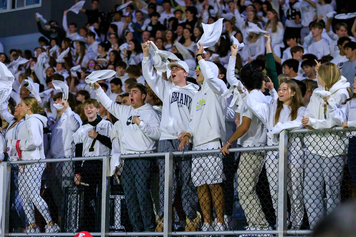 PaulVICatholic's tweet photo. Fall Weather + Friday Night Lights  + Panther Pride  + Alumni Family Tailgate  + Homecoming Football = a great evening at The Luke this past Friday!  🍂 🏈 🌮 ✨  🖤 💛#PVIPantherPride #PVIHomecoming #WeArePVI https://t.co/AfeCKSj10b