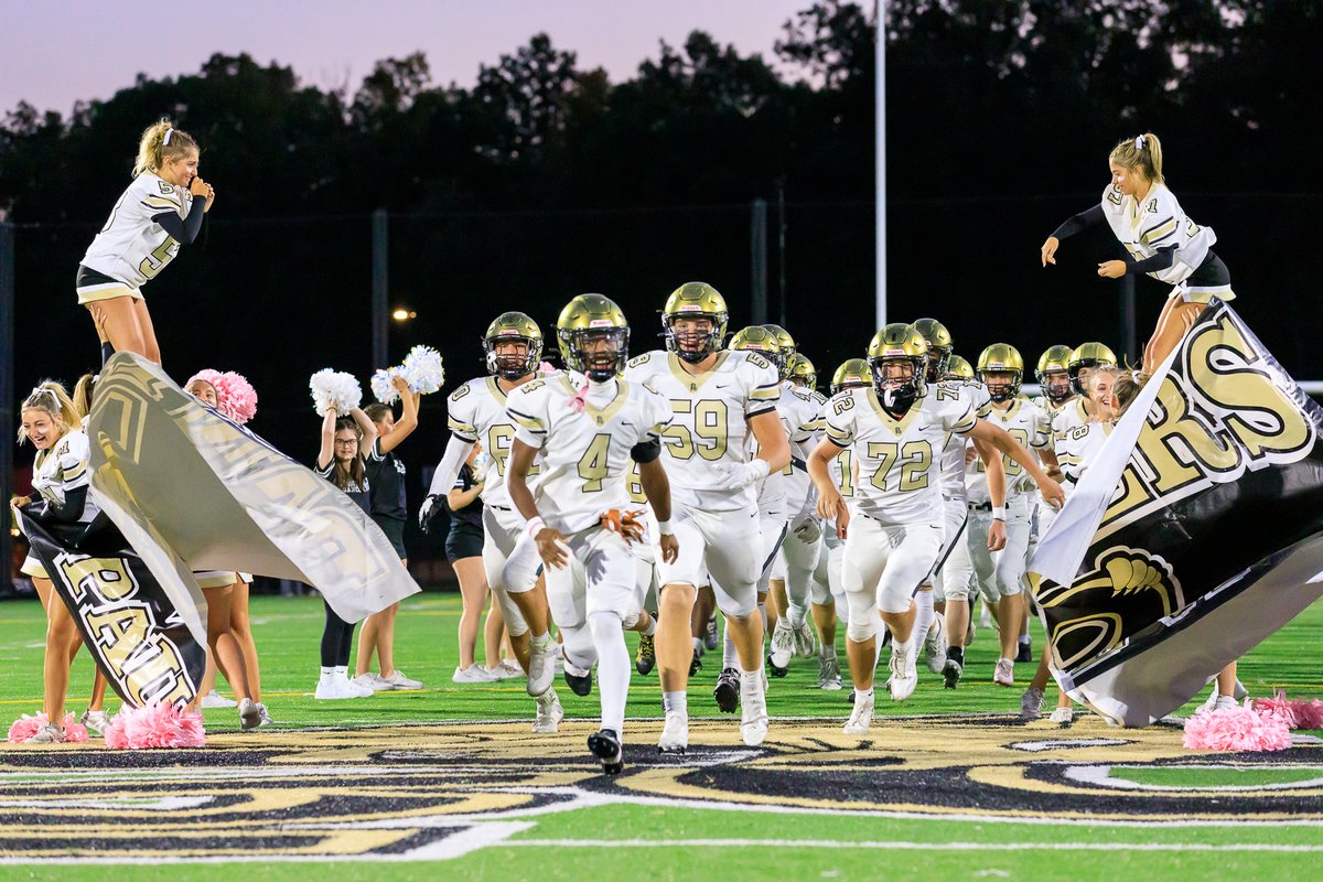 PaulVICatholic's tweet photo. Fall Weather + Friday Night Lights  + Panther Pride  + Alumni Family Tailgate  + Homecoming Football = a great evening at The Luke this past Friday!  🍂 🏈 🌮 ✨  🖤 💛#PVIPantherPride #PVIHomecoming #WeArePVI https://t.co/AfeCKSj10b