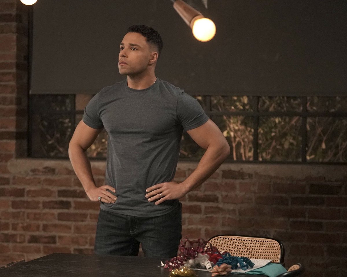 thinkrcarlos's tweet photo. new stills! https://t.co/J1UlnU4kwa