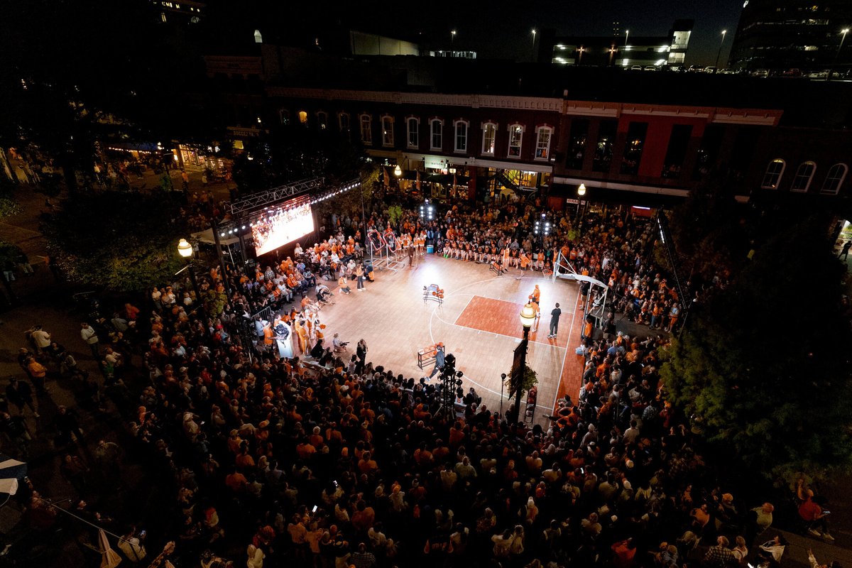 Vol_Hoops's tweet photo. the place to be Friday night

MARKET SQUARE MADNESS
7:30pm • Free Admission

More info » https://t.co/hMprbBgWF3