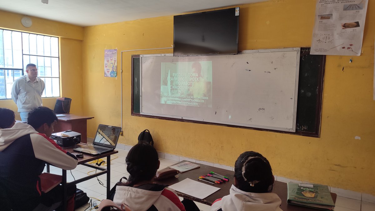 ABENinforma's tweet photo. La #ABEN y #ROSATOM inician hoy un ciclo de visitas a colegios en #ElAlto para informar a los estudiantes sobre becas 🎓 en el campo de la energía nuclear ⚛️. ¡Una oportunidad para que jóvenes bolivianos 🇧🇴 estudien en #Rusia 🇷🇺 y contribuyan al desarrollo científico del país! https://t.co/GQiQa6Z6Wm