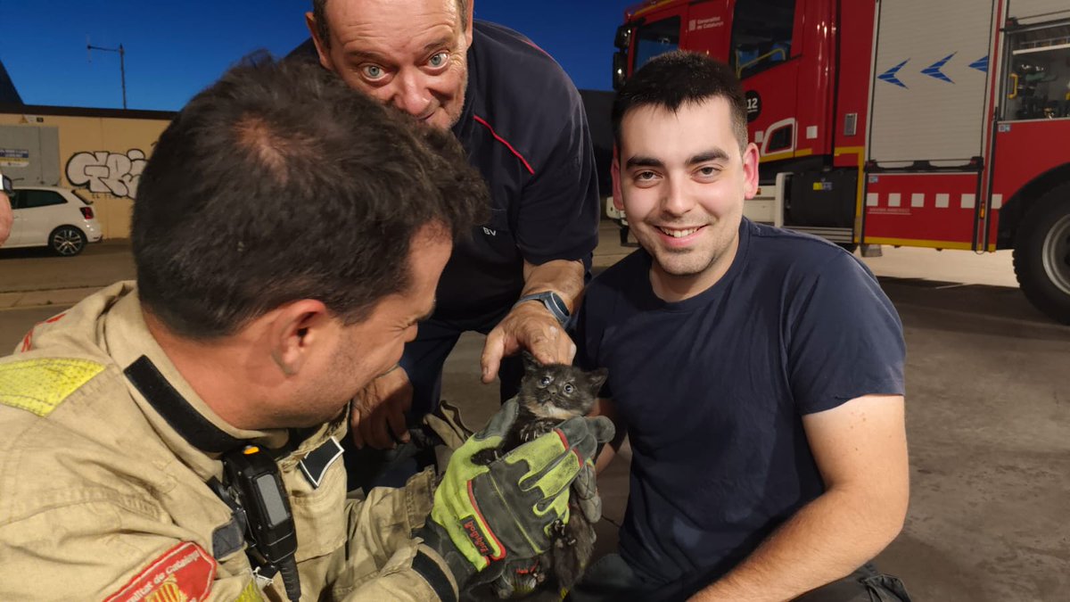 davidbuixeda's tweet photo. Després de més de tres hores remenant el cotxe, t' han trobat !!!! Moltíssimes  Gràcies @BombersCdV  @femcastellar https://t.co/6Vu3M13EHM