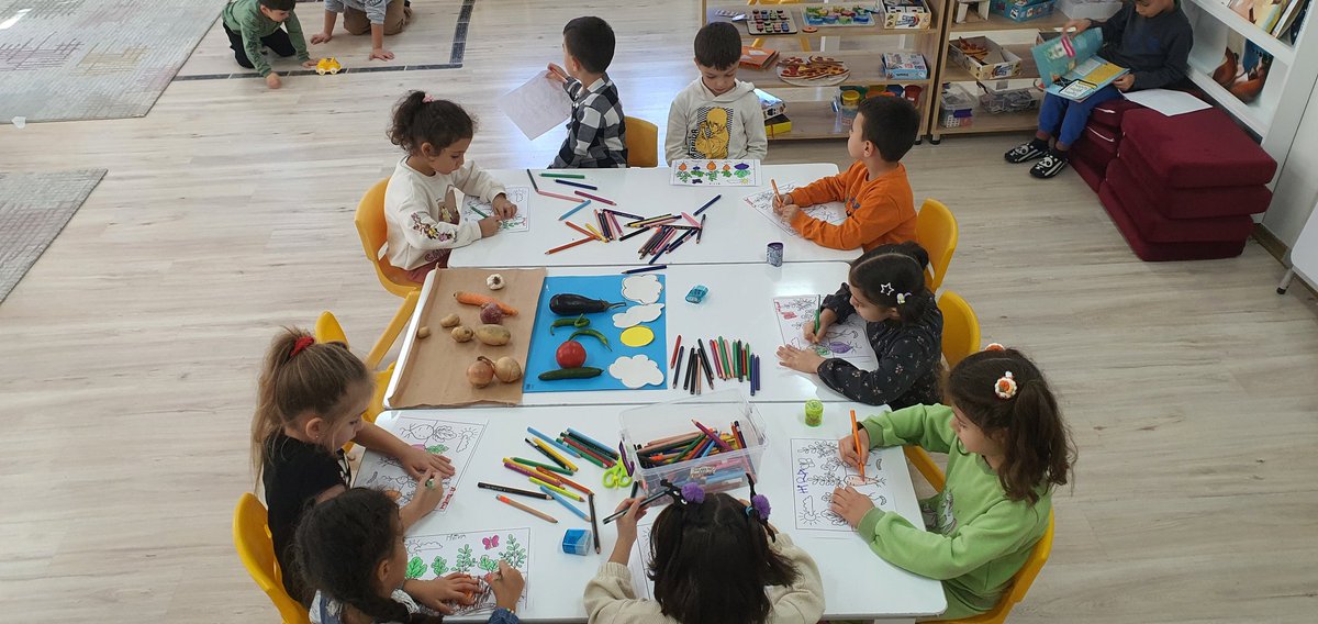 sivashalide's tweet photo. Öğleci mor sınıf  toprak altında ve üstünde yetişen sebzeleri, organik atıkları değerlendirmek ve gübre oluşumunu gözlemlemek için kompost nasıl yapılır öğrendiler. 
@sivasmem 
@necatiyener_ 
@Sivas_HEDEF https://t.co/ovxiNKQlx3