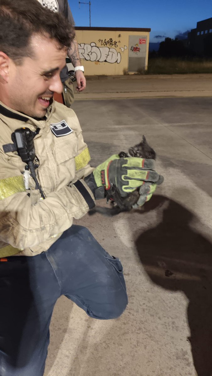 davidbuixeda's tweet photo. Després de més de tres hores remenant el cotxe, t' han trobat !!!! Moltíssimes  Gràcies @BombersCdV  @femcastellar https://t.co/6Vu3M13EHM
