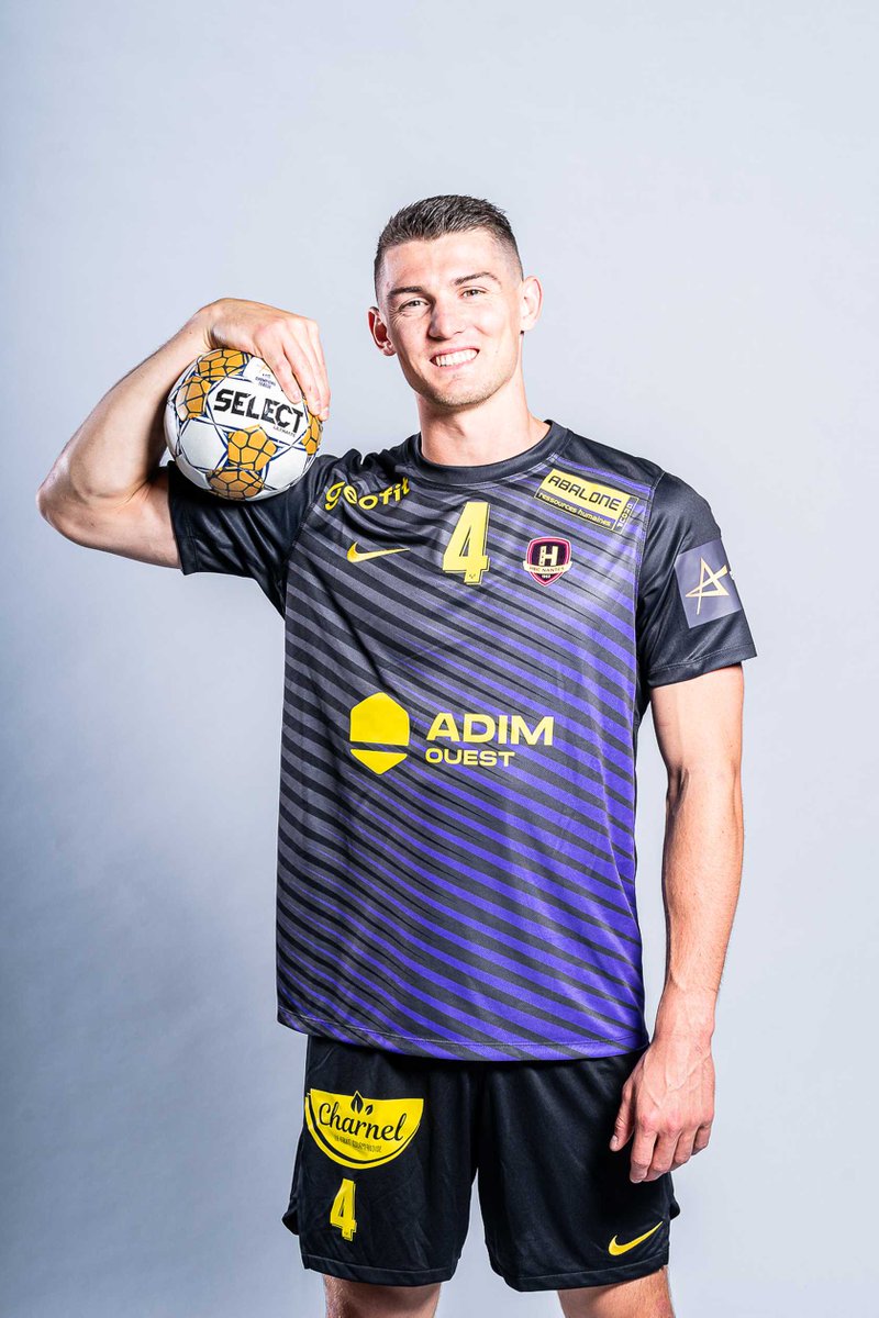HBCNantes's tweet photo. 33' 💎
Greg relance son 7 de départ au retour des vestiaires et Aymeric copie/colle son début de rencontre.
Le passage de bras est superbe, la finition tout autant.
On égalise ! (𝟏𝟕-𝟏𝟕)
#SCMHBCN https://t.co/amKxpJOE3z