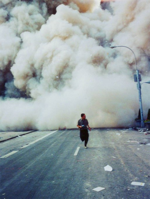 honordetigre's tweet photo. 5. Un hombre solitario corre por Broadway mientras una nube de humo y polvo sube por la calle desde los edificios del World Trade Center que se están derrumbando https://t.co/4S6NjSlNNB