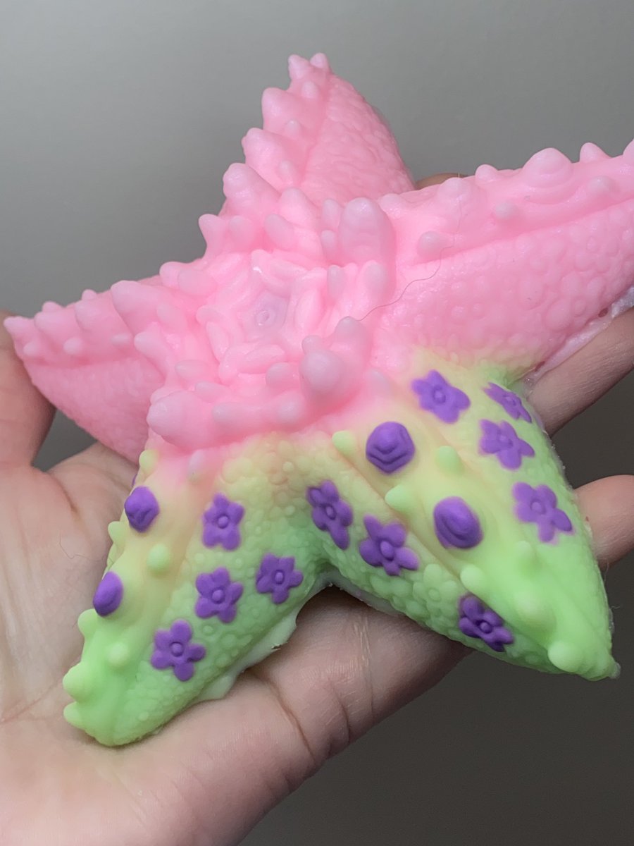 AlchemistEchid's tweet photo. A couple of starfish pals! 🍔⭐️

Been dying to do this pour on Astrid for a while now 👌

0030 uv/gitd https://t.co/kTkagVvpYv