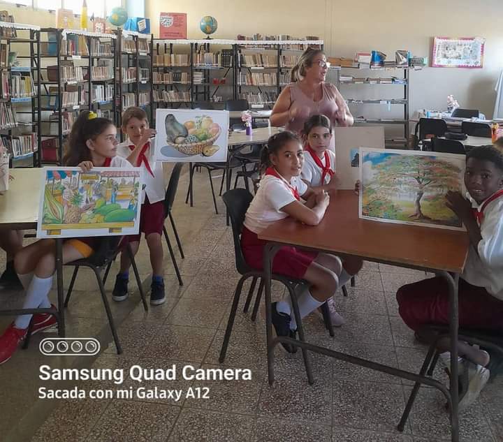 dmecolon's tweet photo. Actividad complementaria de biblioteca escolar con los pioneros de la escuela: Inti Peredo  coordinada con el organopónico XV Aniversario, donde ampliaron conocimientos y recibieron un aporte de vegetales para el centro, celebrando el día de la alimentación saludable @CubaMined https://t.co/HvCQdQ0AWZ