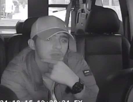 pilaruramos's tweet photo. 🔴#URGENTE MÁXIMA DIFUSIÓN COLABORACIÓN CIUDADANA!
Es la imagen del presunto asesino del taxista de Alcalá de Henares. Fue tomada minutos antes de apuñalar a Isidro hoy en Alcalá de Henares.

🔍👮La Policía Nacional lo busca como principal sospechoso del crimen. Creen podría tratarse de un delincuente habitual de la zona que podría padecer algún tipo de adicción.

https://t.co/SMdIL13Gzk