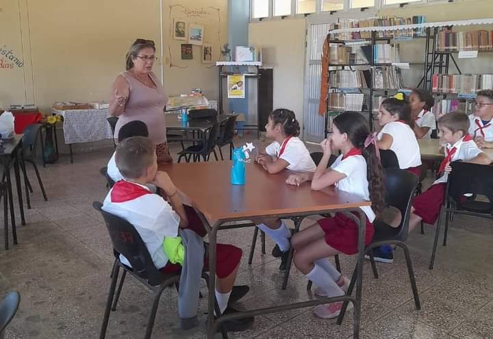 dmecolon's tweet photo. Actividad complementaria de biblioteca escolar con los pioneros de la escuela: Inti Peredo  coordinada con el organopónico XV Aniversario, donde ampliaron conocimientos y recibieron un aporte de vegetales para el centro, celebrando el día de la alimentación saludable @CubaMined https://t.co/HvCQdQ0AWZ