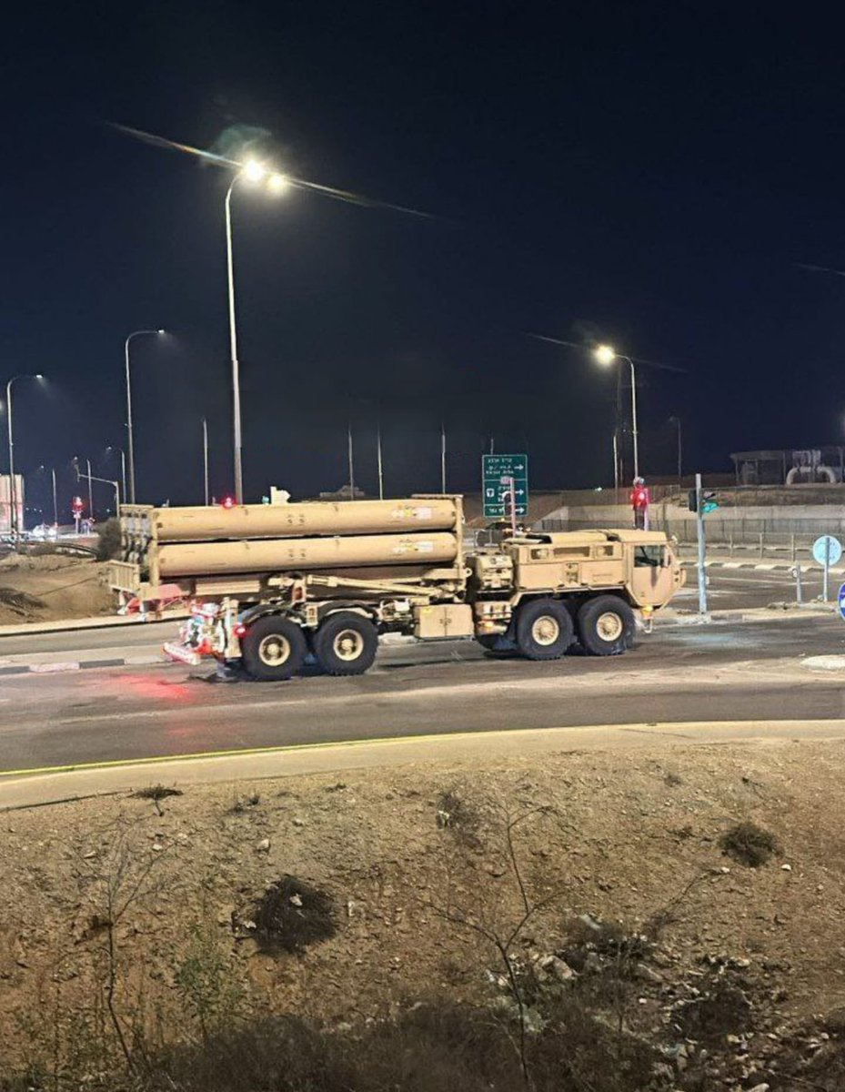 Atmac4bey's tweet photo. 🔴 #SONDAKİKA 

Güney İsrail'deki Beerşeba kenti yakınlarında bu gece çok sayıda THAAD batarya fırlatıcısı ve ABD askerleri hareket halinde görüldü.

İsrail'in yakın zamanda İran'a karşılık vereceğine dair gündem oluşmaktadır.

#IraniansStandWithIsrael https://t.co/32g1TZGEaC