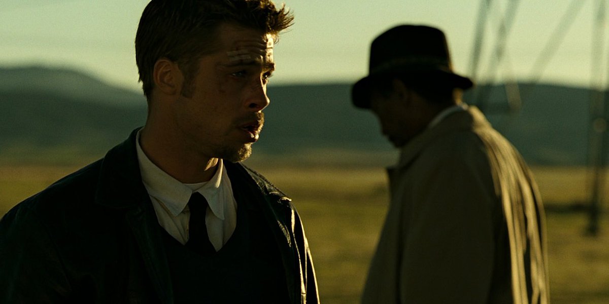 acabo de ver se7en, no me esperaba que fuese tan buena. la forma en la que genera toda la tensión hasta llegar a los 2 últimos pecados solo para encima involucrar al espectador en un duelo moral... simplemente cine 🚬
