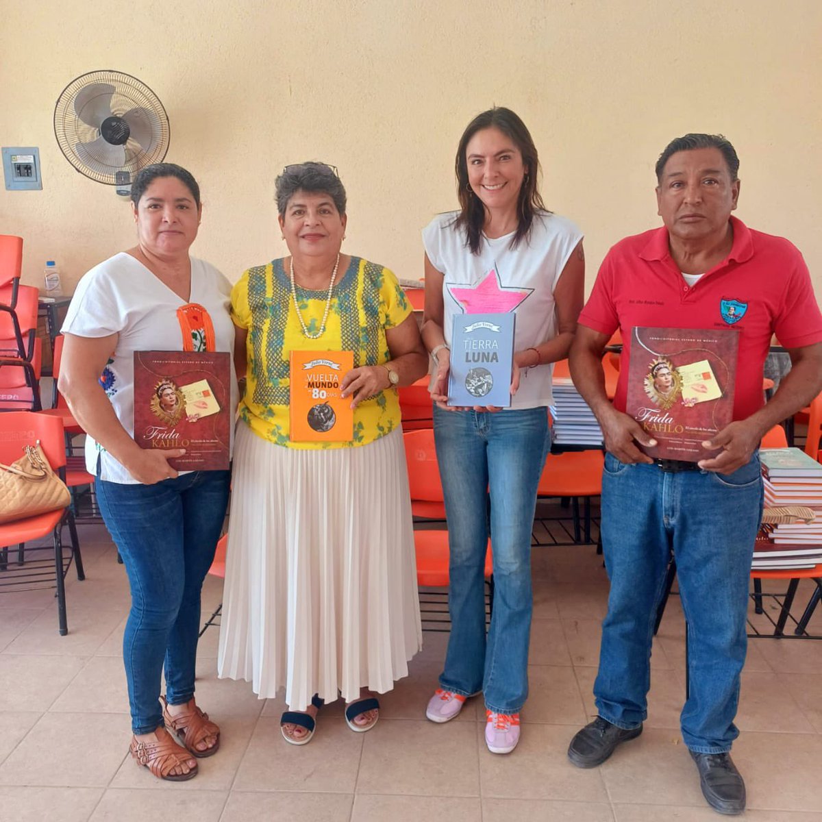 yarithtannos's tweet photo. Acá pasé de rapidín a #Niltepec a saludar y donar libros a mis súper directores Liliana Conde de la prim. Reforma Educativa y Jaime Morales de la prim. Benito Juárez,  gracias a Fomento a la Lectura Voluntariado Mexicano!!! https://t.co/UzAPq7hL1z