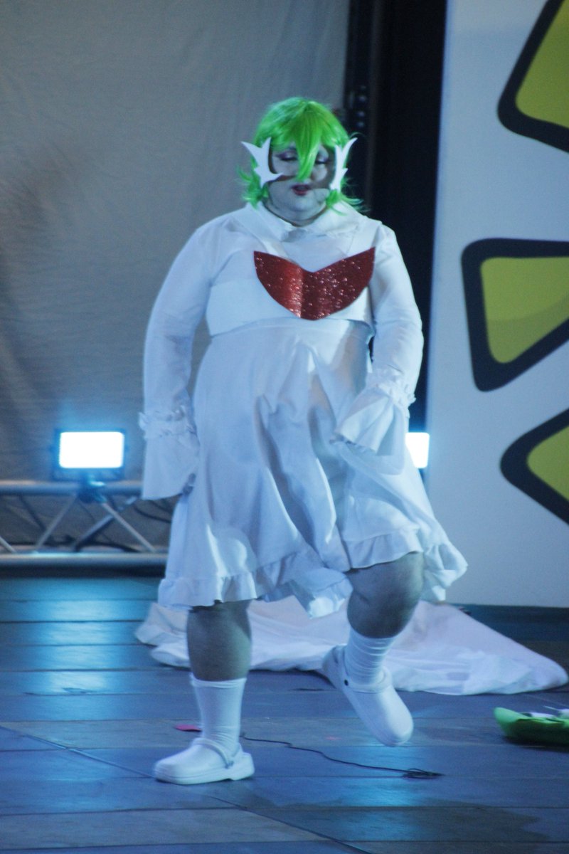 TxOier's tweet photo. No rompas mas, mi pobre corazon🎶🎵 (lo siento no me peguen es meme absoluto el cos de gardevoir mio) https://t.co/uIkGXJl3QT