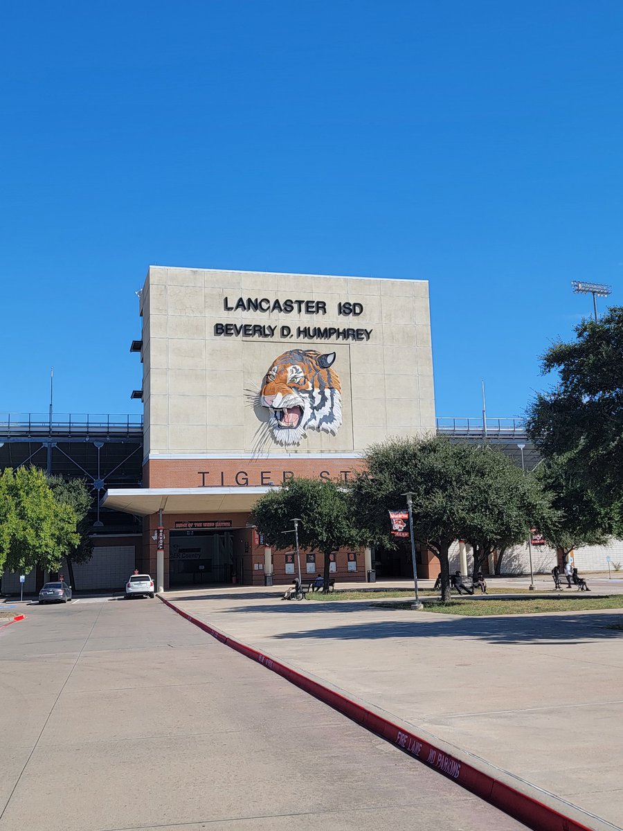 KingRedrick's tweet photo. 1st School visit of the year!
You know we had to stop by the state Champs
Thank you @CoachKHayesTF and @Jwariner for having me!!!
#BuildTheFort
🧱by🧱 https://t.co/nF9bNmLKsU