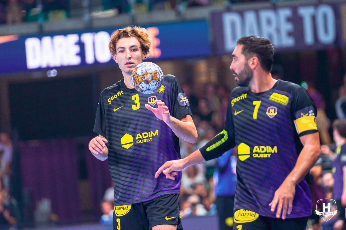 HBCNantes's tweet photo. 45'👌
Costaud en défense, le "H" est vraiment en place en cette seconde période. Les duels sont gagnés, les connexions trouvées, et on passe à +4 ! (𝟏𝟗-𝟐𝟑)
Il reste un 1/4 d'heure à jouer, c'est long, trouver le tempo.
#SCMHBCN https://t.co/d0gML74Ymp