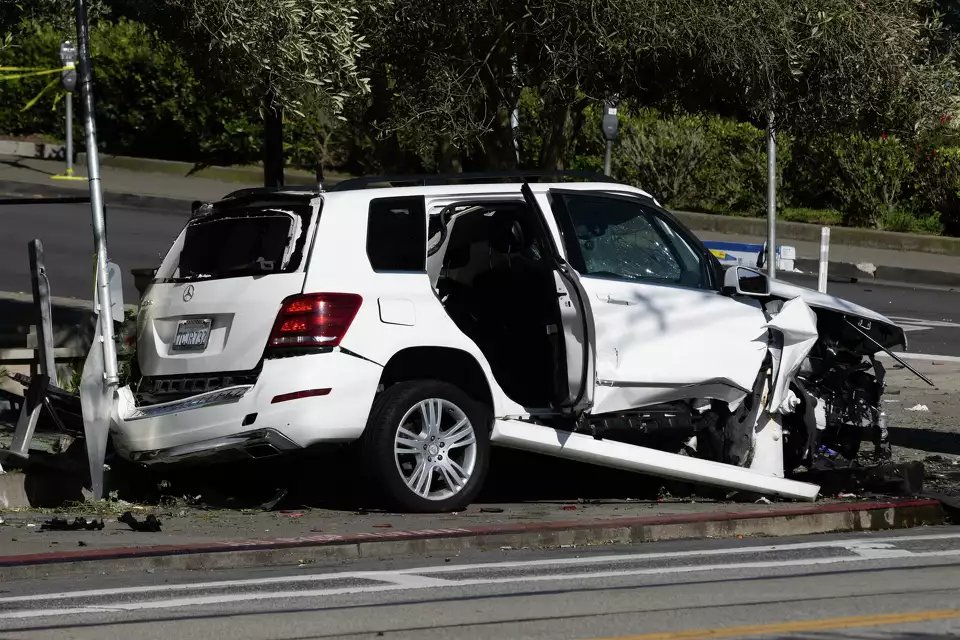 kane's tweet photo. 18 months after an SUV going 72 mph ran over and killed a family of four in San Francisco, our brave and decisive @SFMTA_Muni (budget: $1.5B) has installed seven (7) plastic sticks to prevent future tragedies. https://t.co/DcC73mbh5U