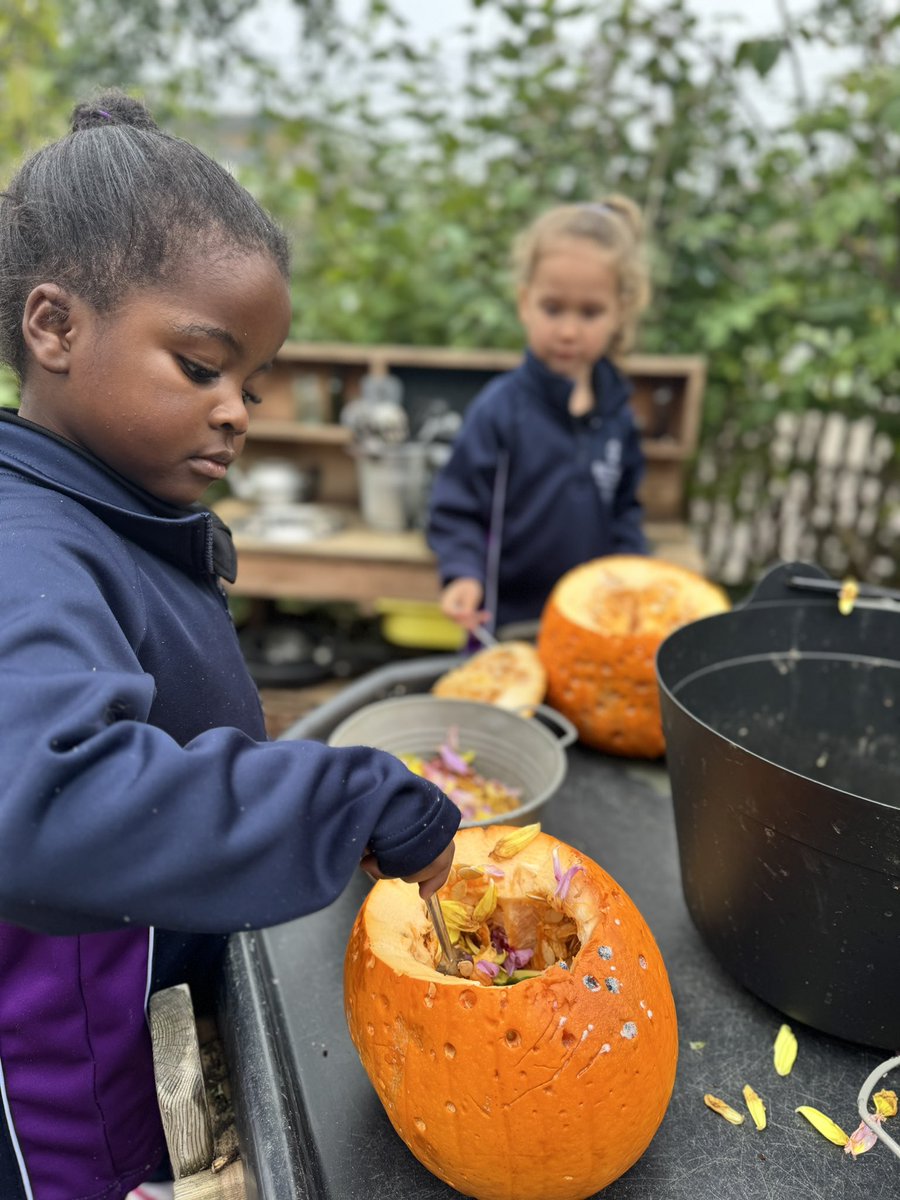 SuttonHighEYFS's tweet image. Cooking up a wonderful, autumnal treat. @PSHeadSutton @SuttonHighGirls @GDST @gsa