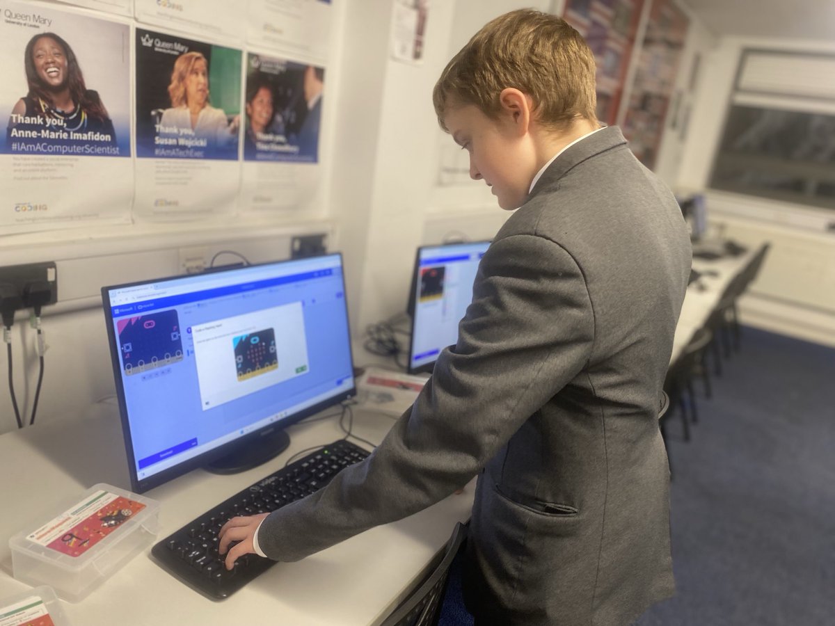 ygslearning5's tweet image. Getting techno with computing at tonight’s Open Evening. A sensational attendance tonight. Thank you all for coming. @YsgolGreenhill