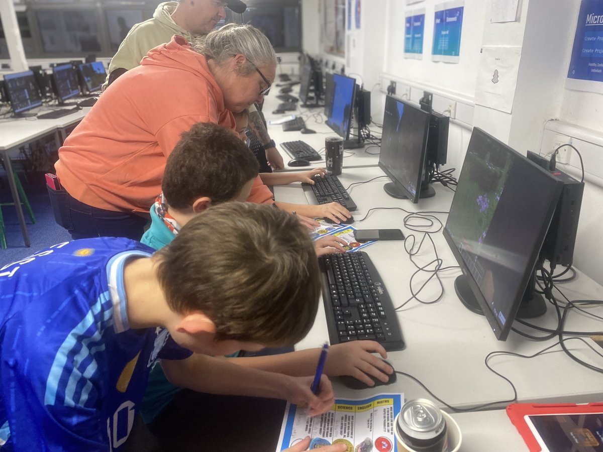 ygslearning5's tweet image. Getting techno with computing at tonight’s Open Evening. A sensational attendance tonight. Thank you all for coming. @YsgolGreenhill