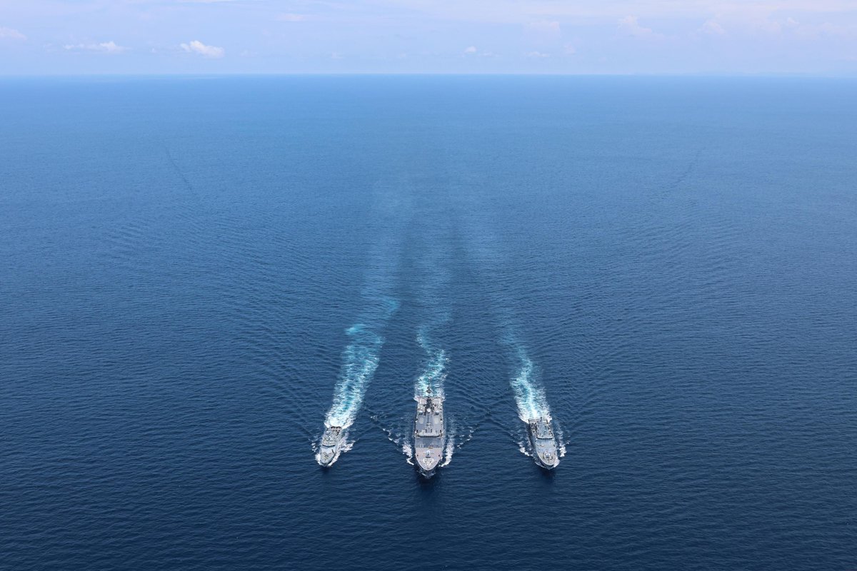 DefenceAust's tweet photo. #AusNavy participated in activities at sea with @tldm_rasmi ships KD Selangor and Recong during #IPE24. During their time together, they conducted officer of the watch manoeuvrers, a gunnery serial & ended the day rendering honours in a sail past. 💪 #YourADF https://t.co/77l864apwi