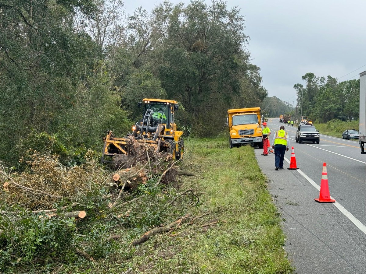 MyFDOT_NEFL's tweet photo. FDOT D2 crews are hard at work in Central Florida, supporting recovery efforts after #HurricaneMilton. We're committed to restoring our roads and ensuring safe travel for all. Please remember to slow down and move over for crews working! #OneFDOT https://t.co/ex9hJWiJPm