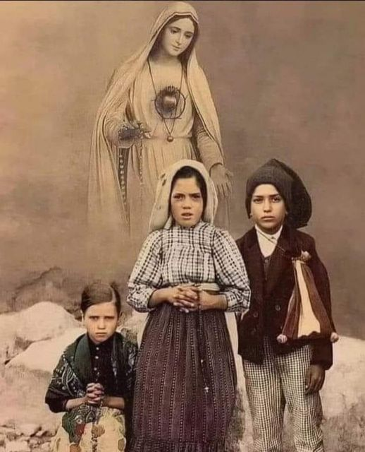 𝗧𝗵𝗲 𝟱 𝗣𝗿𝗮𝘆𝗲𝗿𝘀 𝗥𝗲𝘃𝗲𝗮𝗹𝗲𝗱 𝗔𝘁 𝗙𝗮𝘁𝗶𝗺𝗮 𝗧𝗵𝗮𝘁 𝗘𝘃𝗲𝗿𝘆 𝗖𝗮𝘁𝗵𝗼𝗹𝗶𝗰 𝗦𝗵𝗼𝘂𝗹𝗱 𝗣𝗿𝗮𝘆
➊ 𝑻𝒉𝒆 𝑭𝒂𝒕𝒊𝒎𝒂 𝑷𝒓𝒂𝒚𝒆𝒓/𝑫𝒆𝒄𝒂𝒅𝒆 𝑷𝒓𝒂𝒚𝒆𝒓
“O my Jesus, forgive us our sins, save us from the fires of hell, lead all souls to Heaven,