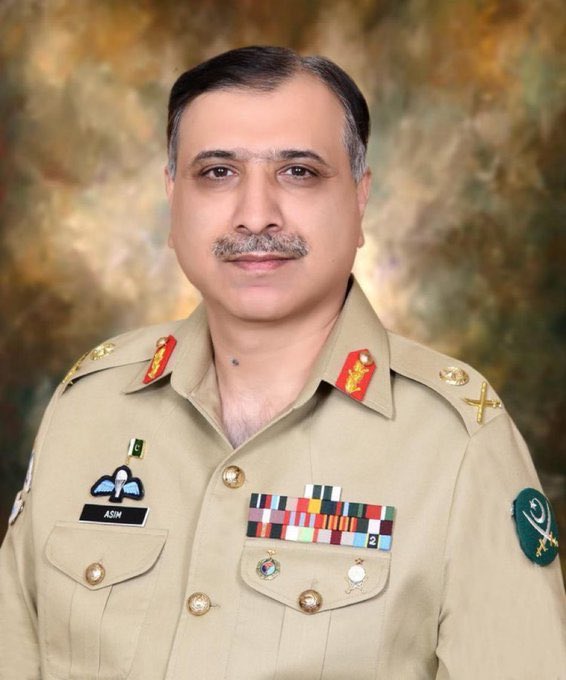 hajishalwar's tweet photo. شاہ محمود قریشی پاکستان کے چند ایک وضع دار سیاستدانوں میں سے ایک ہے جس کی تمام پارٹیاں عزت کرتی ہیں۔ آج شاہ محمود قریشی کی بہو، زین قریشی کی بیوی کو بھی اغوا کرلیا گیا۔
عوام کو سوچنا ہوگا کہ جب اتنے نامی گرامی گھرانوں کی عورتیں فوج کے ہاتھوں محفوظ نہیں تو ایک عام پاکستانی کیا بیچتا ہے؟ اس کی عورتوں اور بچیوں کو سرعام ریپ کرکے قتل کرنا ان کیلئے کیا مشکل ہوگا؟
اگر تو آپ کو اپنی بہنوں، بیٹیوں کی عزت پیاری ہے تو کڑوا گھونٹ بھرنا ہوگا، فوج کو اس کی فسطائیت سمیت گٹر برد کرنا ہوگا۔
اگر آپ کو اپنی عورتوں کی عزت کی کوئی پرواہ نہیں تو پھر آپ بے شک چپ چاپ یہ تماشا دیکھتے رہیں۔ اس پوسٹ میں آپ کیلئے کوئی کام کی بات نہیں!!!