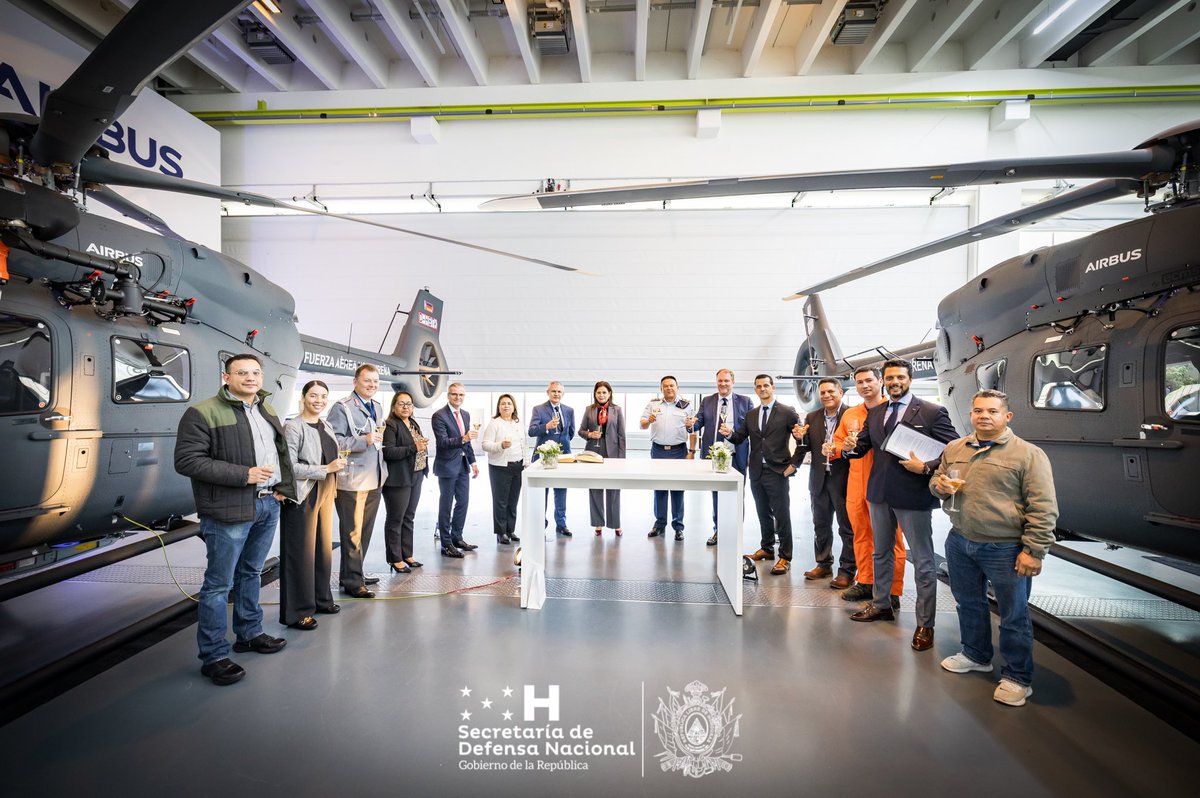 La Ministra de Defensa <a href="/riximga/">Rixi Moncada</a>, el <a href="/JEMCFFAAH/">General de División Roosevelt Hernández Aguilar</a>, Gral. Roosevelt Hernández, en representación de la Presidenta @XiomaraCastro, y acompañados por la Comisión Técnica, y el <a href="/ComandanteFAH/">General de Brigada Guillermo A. Rosales Rubio</a>, Gral. Guillermo Rosales, firmaron este día la recepción de dos helicópteros Airbus H-145 D3.