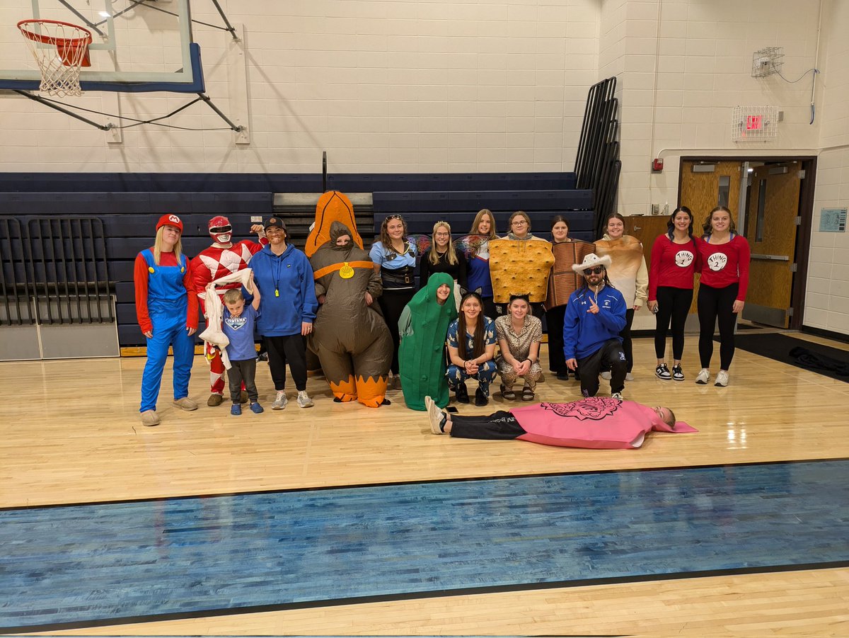 henry_hellmann's tweet photo. Safe to say our Halloween Party was a success. Go Lady Vikings!! 🏀 https://t.co/v5lm10pPSN