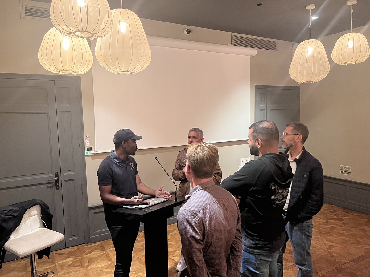 Antoine Sabot-Durand (@antoine_sd) on Twitter photo Une demi heure après son talk sur les function calling dans #springai <a href="/RickenBrice/">Ricken BAZOLO</a> assure encore le service après vente des questions Une demi heure après son talk sur les function calling dans #springai <a href="/RickenBrice/">Ricken BAZOLO</a> assure encore le service après vente des questions