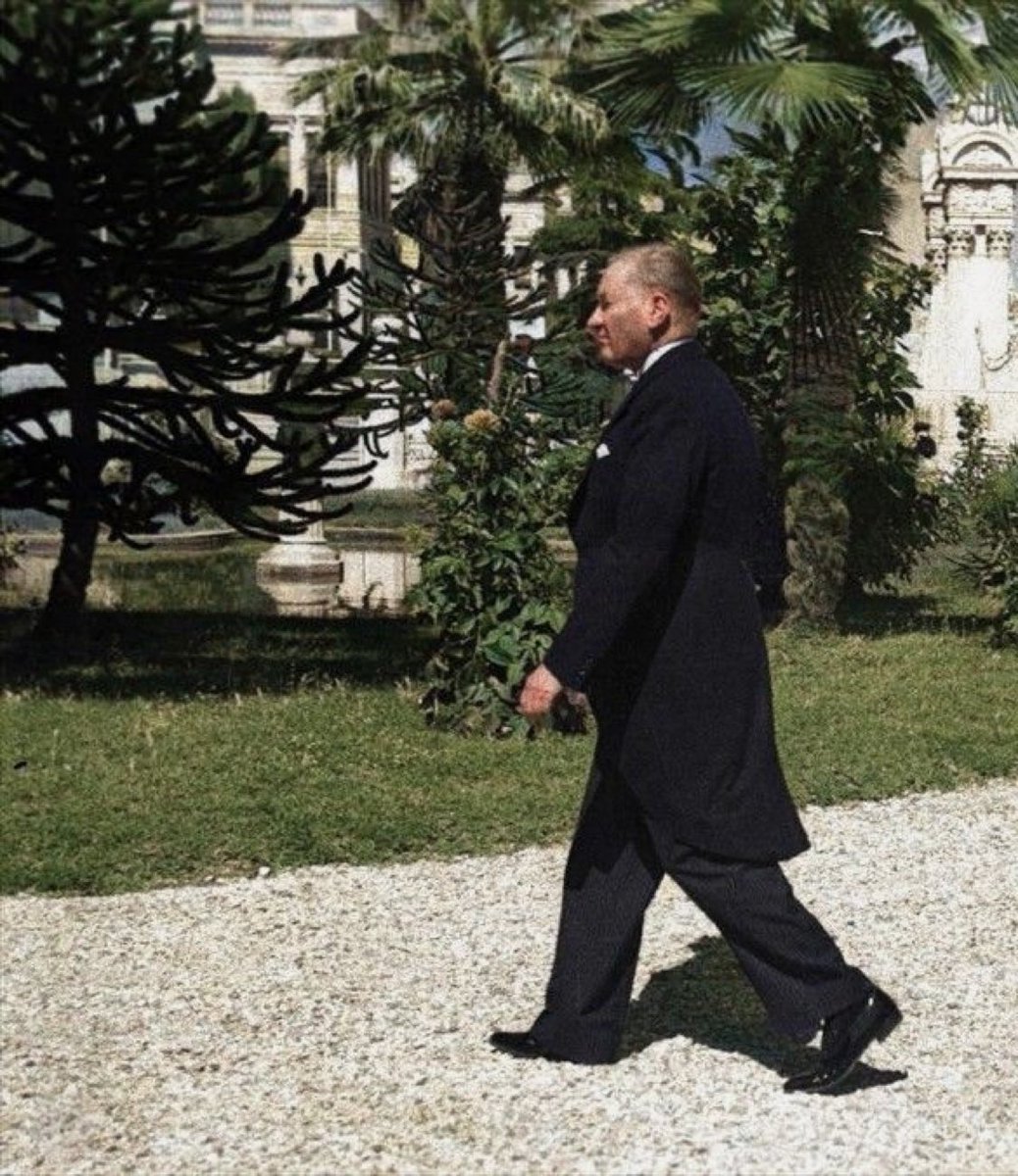 Atatürk'ün Dolmabahçe Sarayı bahçesinde bir yürüyüş anında çekilmiş fotoğrafı ortaya çıktı.