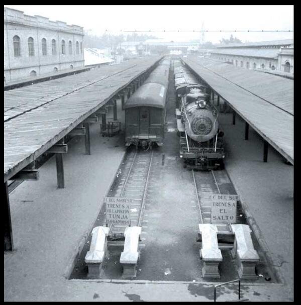 DeepSageApp's tweet photo. Destino a Tunja y el Salto de Tequendama, estación de ferrocarriles Soacha (Cundinamarca) 1950 #ViajeEnElTiempo https://t.co/yZSXibj6Vm