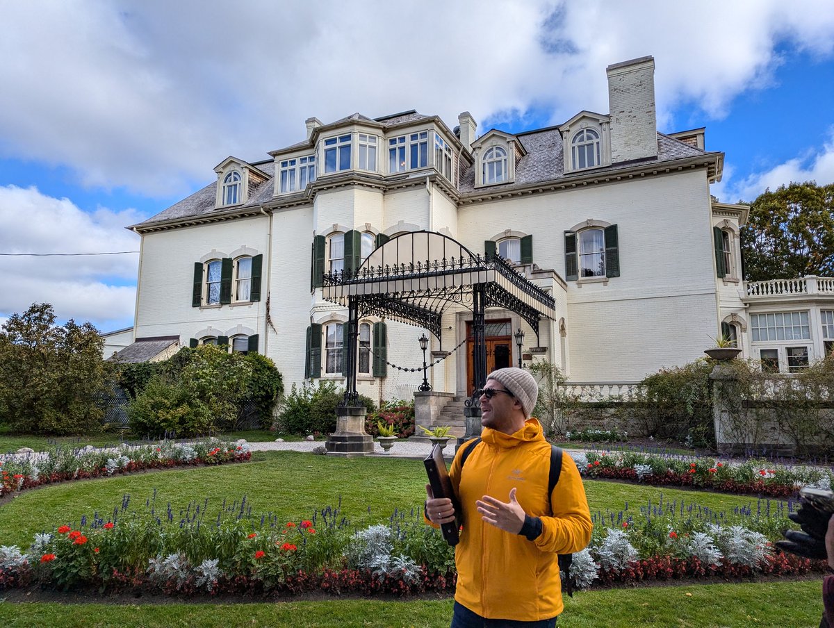 Dr Jess Mace (@doctormace) on Twitter photo Today's gorgeous walk of the estates (past & present) of the Davenport Ridge with Sean Blank (<a href="/ERAarch/">ERA Architects</a>)! 🚶♀️🍂
The <a href="/ArtHistory_uoft/">UofT Art History</a> FAH 199 Architecture of Toronto students are really getting their steps in this term. Such fun! Today's gorgeous walk of the estates (past & present) of the Davenport Ridge with Sean Blank (<a href="/ERAarch/">ERA Architects</a>)! 🚶♀️🍂
The <a href="/ArtHistory_uoft/">UofT Art History</a> FAH 199 Architecture of Toronto students are really getting their steps in this term. Such fun!