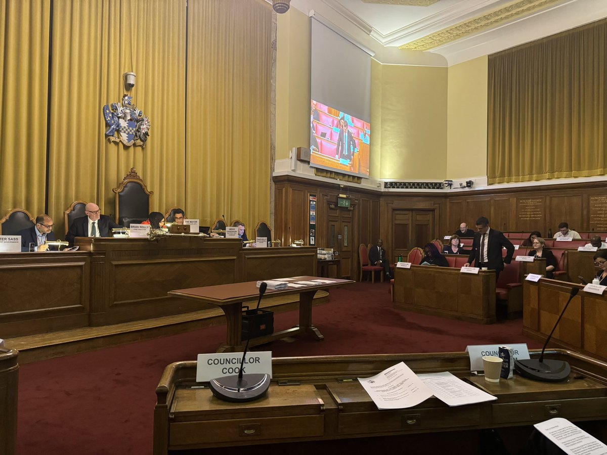 At #Wandsworth Town Hall this evening to represent Nine Elms residents 💪
✍️ Petitions to clean up Sleaford St and take action against disruptive protests
📚Promoting children’s services and local education
💷 Opposing increases to Council Tax for single occupants in the budget