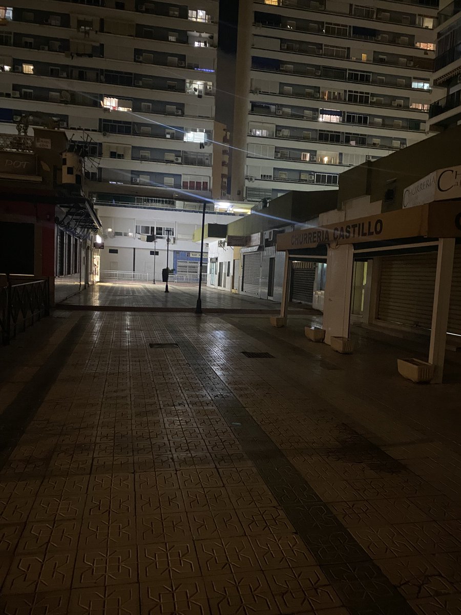 juanfe67_'s tweet photo. @Torremolinos_On  las calles alrededor de la Plaza De Goya no funciona el alumbrado público desde hace 1 semana https://t.co/xvUwjrKjI7