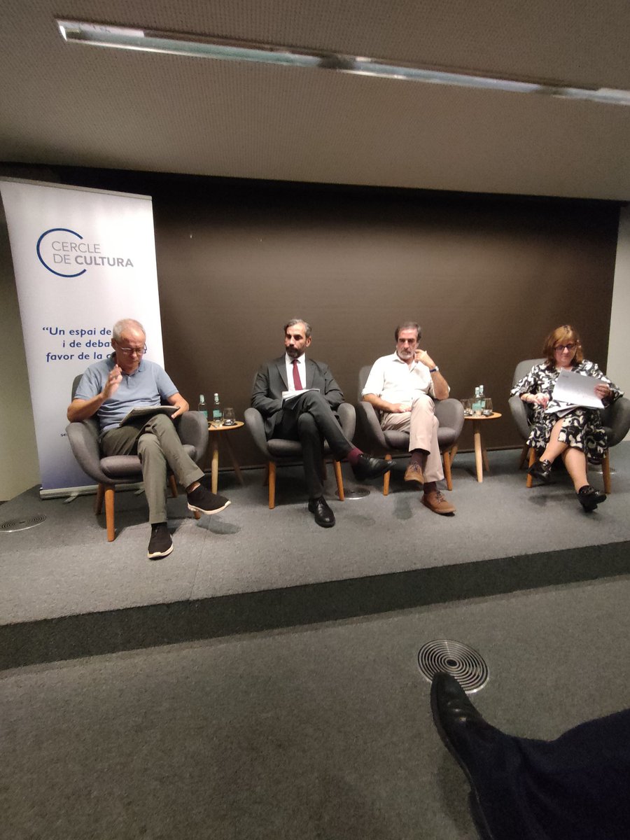 xavierferrerj's tweet photo. Debatent sobre la cultura i el finançament a la UE organitzat per @cercledecultura en el @CdEconomia amb Estanis Vidal-Folch, Augusto Paramio, @efpalomares @conxitafont Interessants reflexions https://t.co/jCgOjbCMge